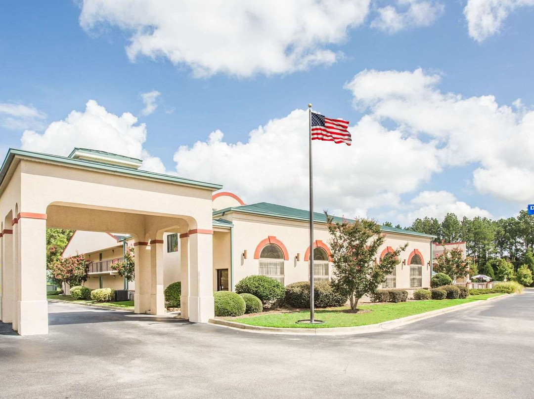 Days Inn & Suites by Wyndham Columbia Airport