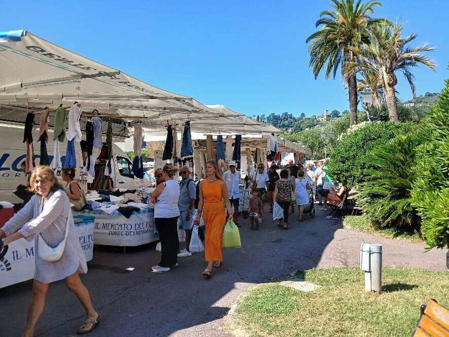 Mercato del giovedì-拉帕洛必去景点