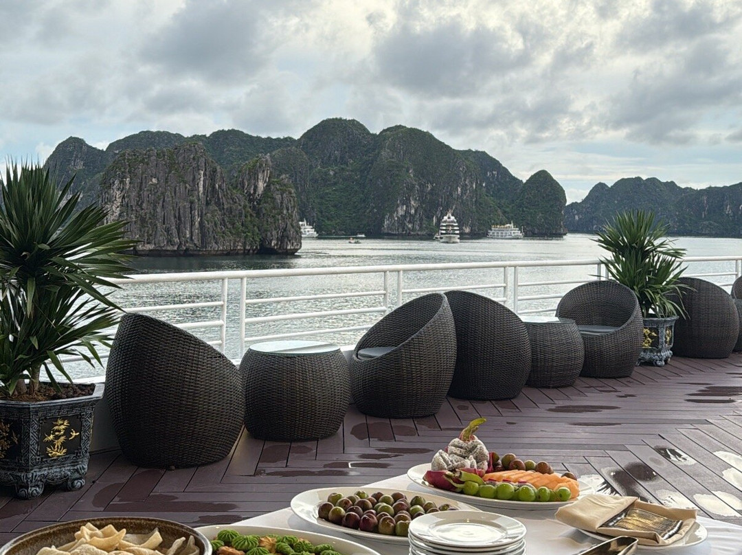 Catherine Cruises-下龙湾必去景点