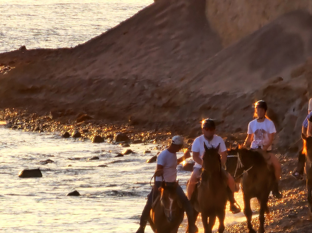 Eros Beach-佩里沃罗必去景点
