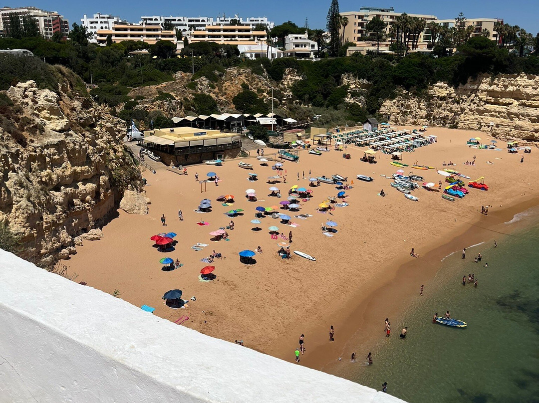 Praia de Nossa Senhora da Rocha-阿玛考德佩拉必去景点
