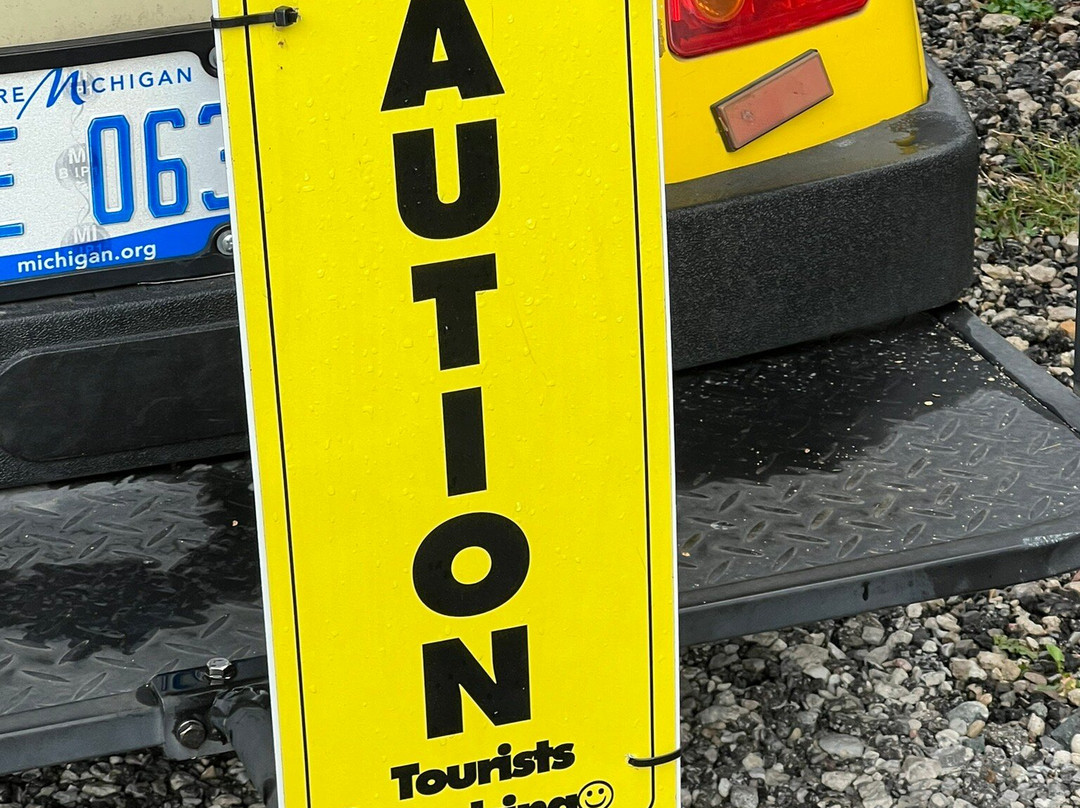 Mushroom House Tours-夏洛瓦必去景点