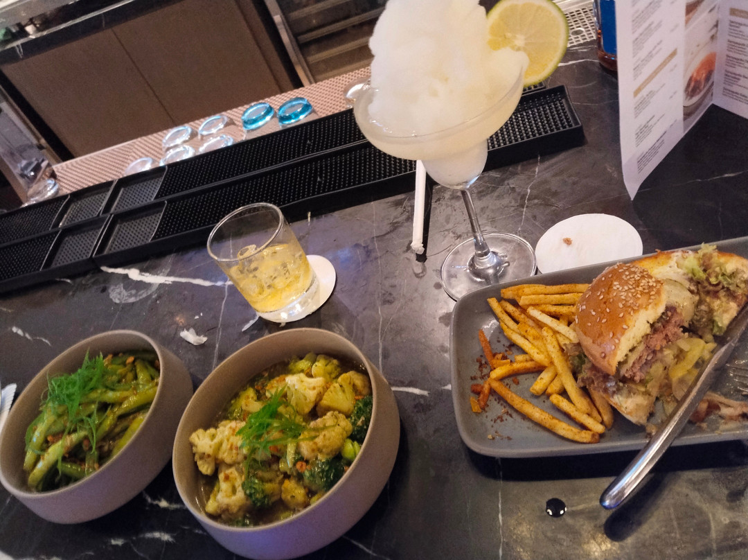 Zabana Bar, Belmont Hotel Mactan