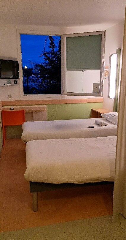 罗阿讷宜必思快捷酒店主图