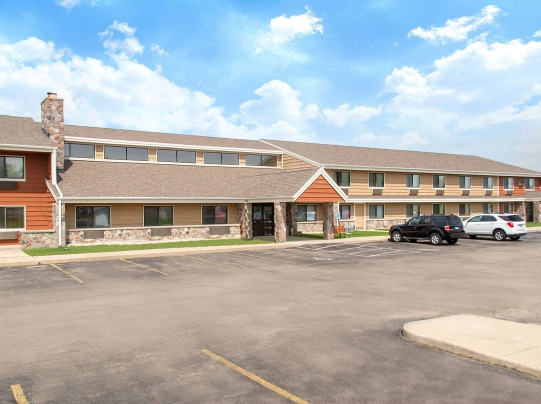 East Troy酒店住宿-AmericInn by Wyndham Elkhorn Near Lake Geneva