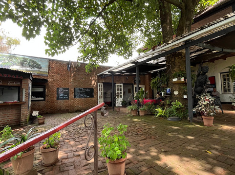 La Caverna Art Gallery-布兰岱必去景点