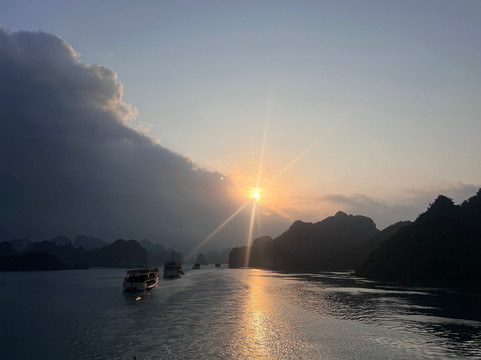 Orchid Cruises-下龙湾必去景点