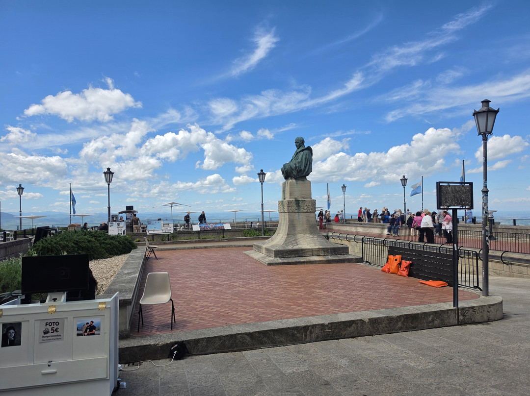 Monumento a Bartolomeo Borghesi-圣马力诺城必去景点