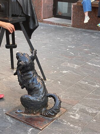 Sculpture Photographer with Dog景点图片