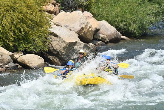 Ava Rafting & Zipline-布埃纳维斯塔必去景点