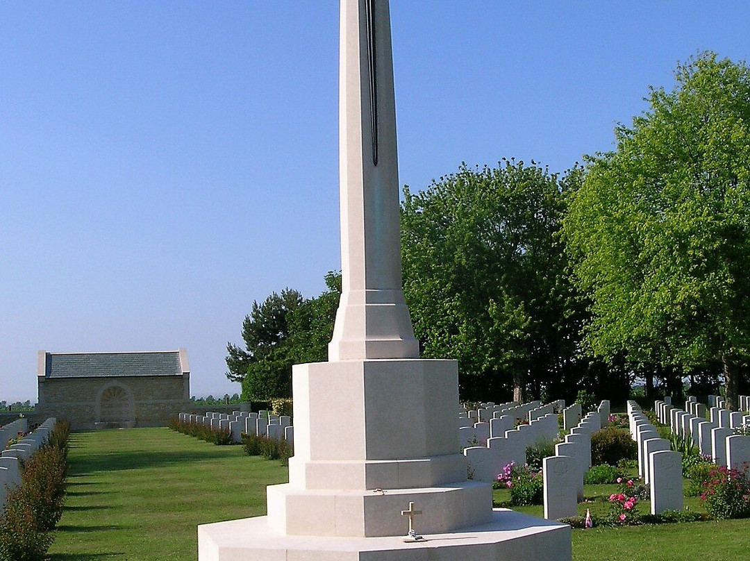 Bretteville-sur-Laize Canadian War Cemetery景点图片