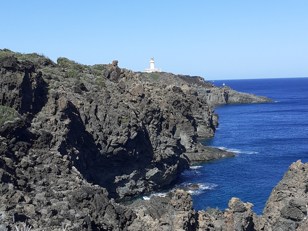 Faro di Punta Spadillo景点图片