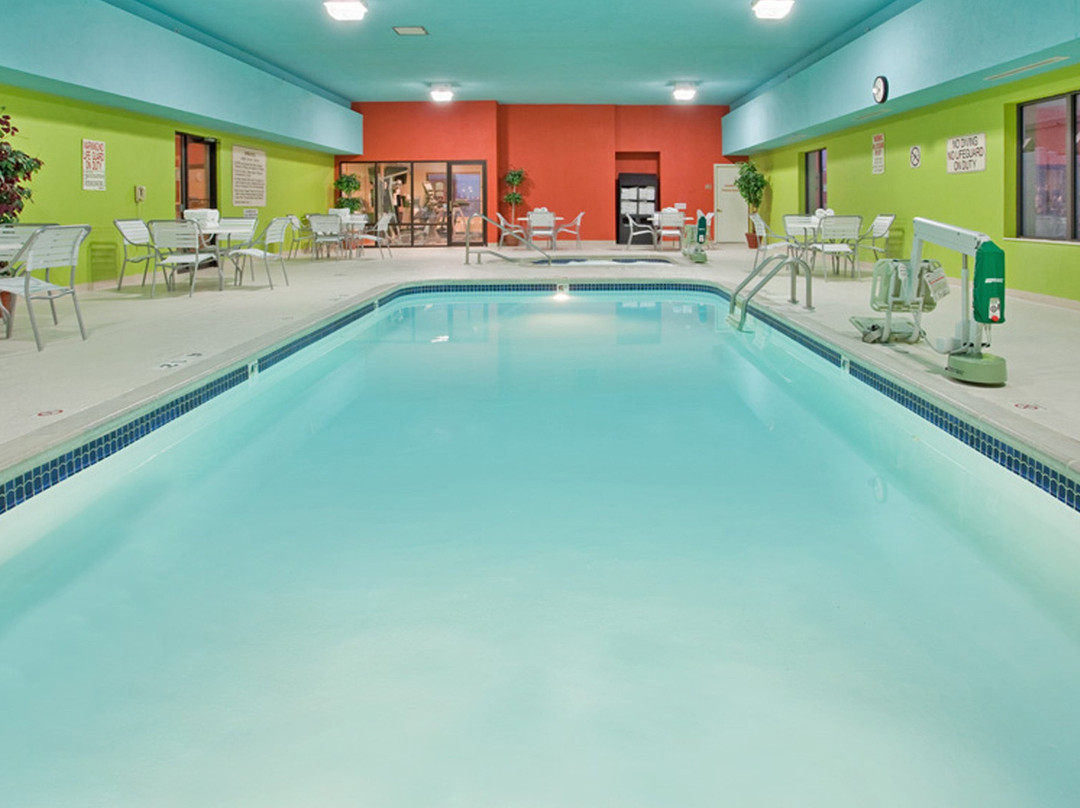 诺福克快捷假日&套房酒店主图