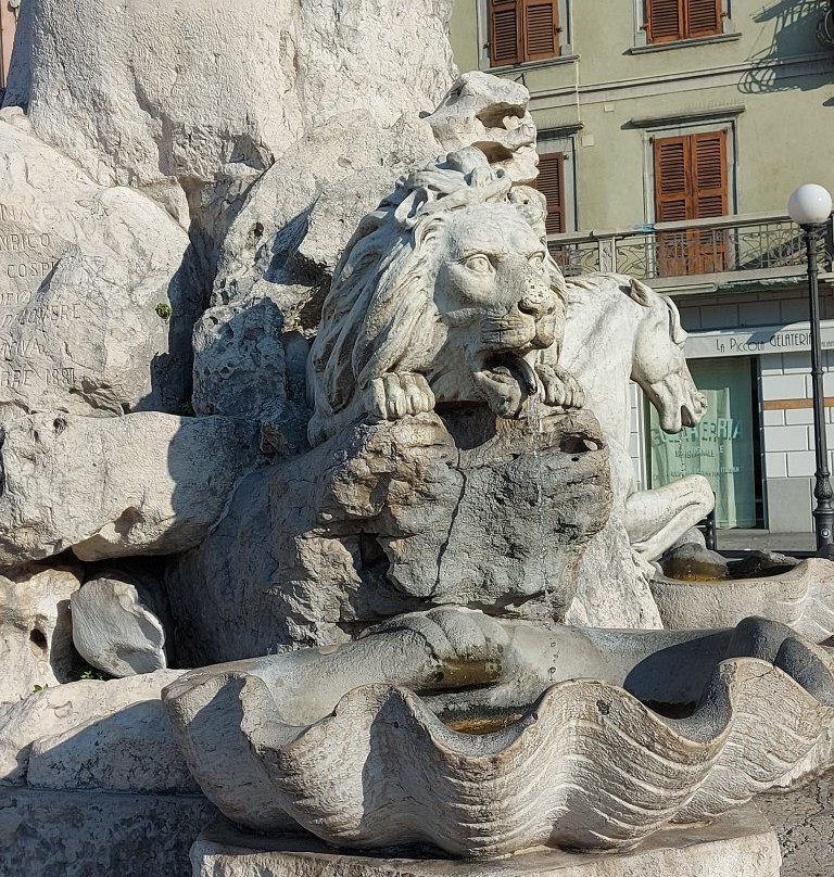 Fontana di Piazza XIII Martiri di Lovere景点图片
