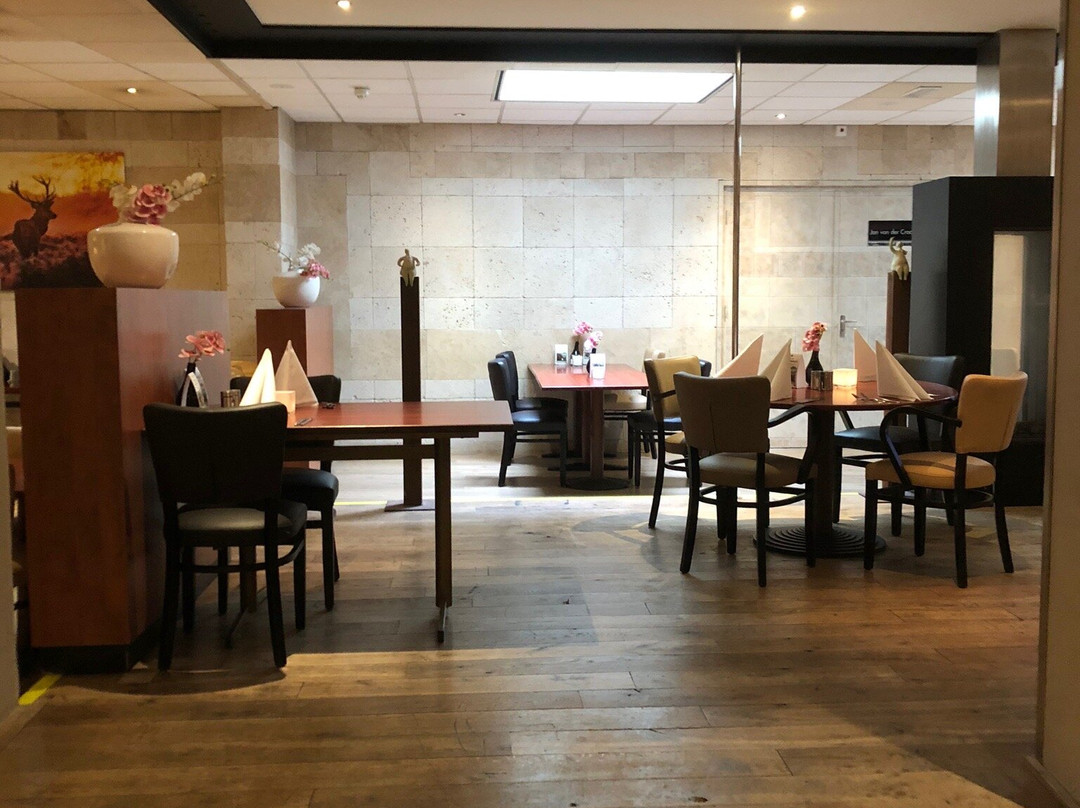 金色郁金香酒店主图