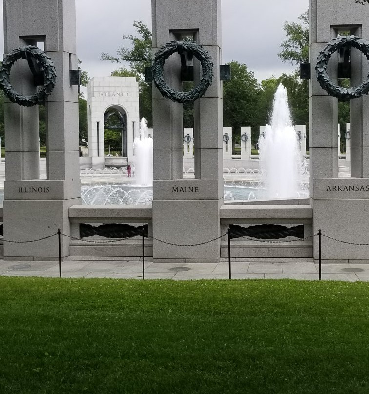 二战纪念碑景点图片