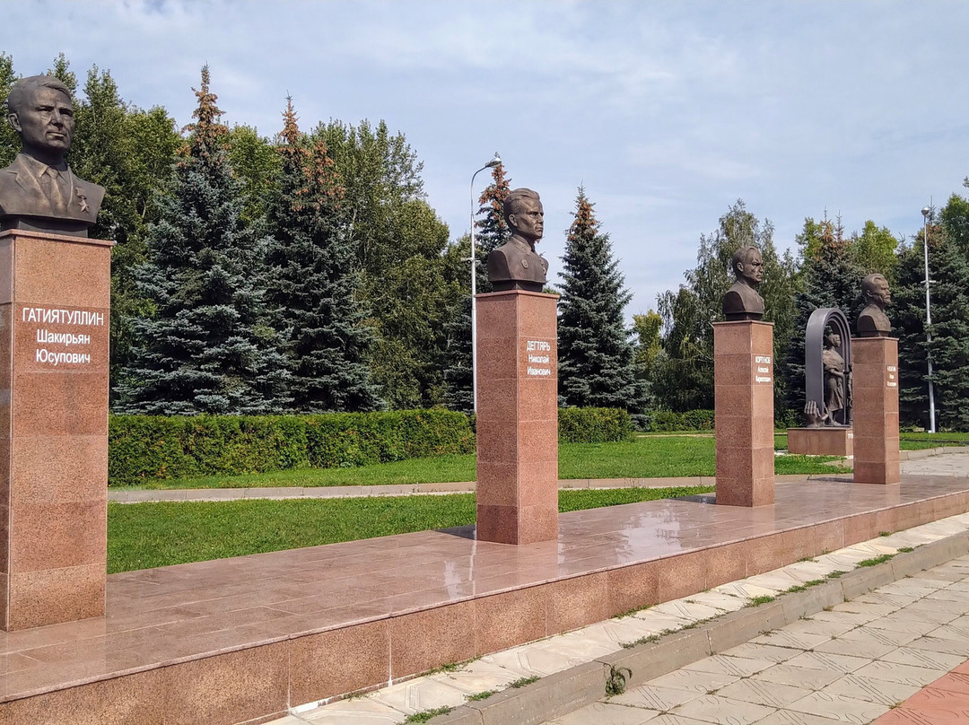 Memorial Ensemble the Soldier's Thinking-Oktyabrsky必去景点