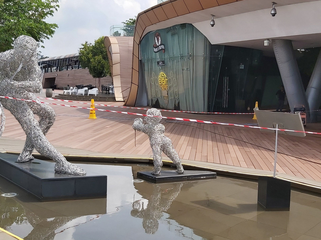 Victor Tan Wire Sculpture-圣淘沙岛必去景点