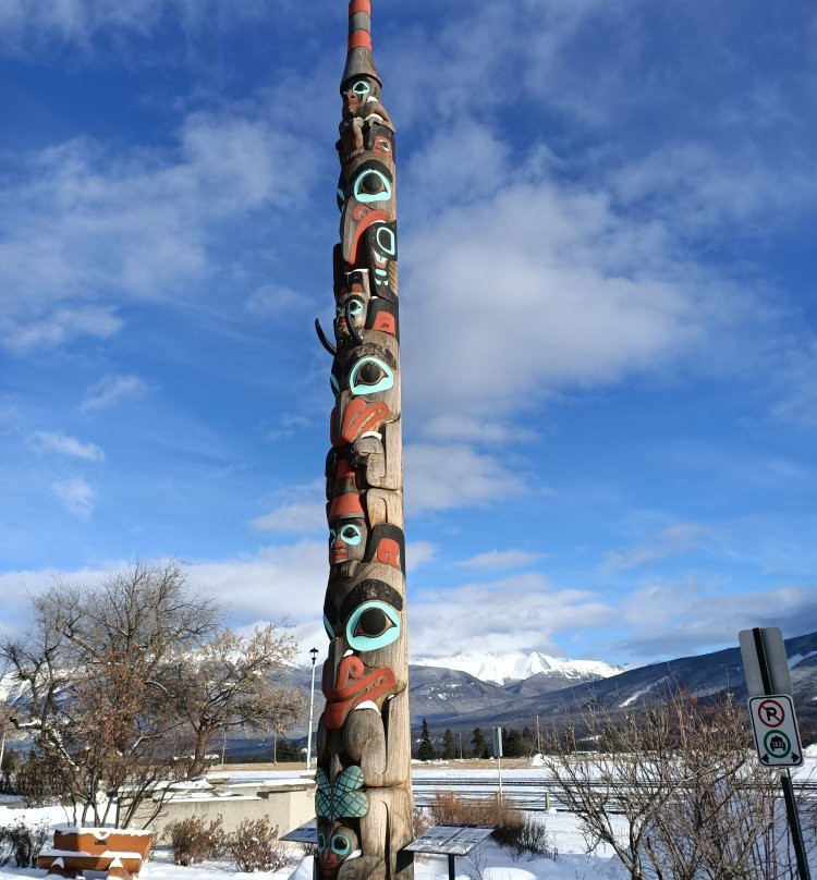 Two Brothers Totem Pole景点图片