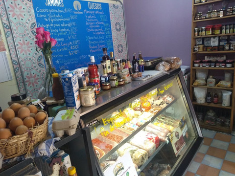 Santiago Momoxpan旅游景点-El Jardin Quesos y Jamones Artesanales