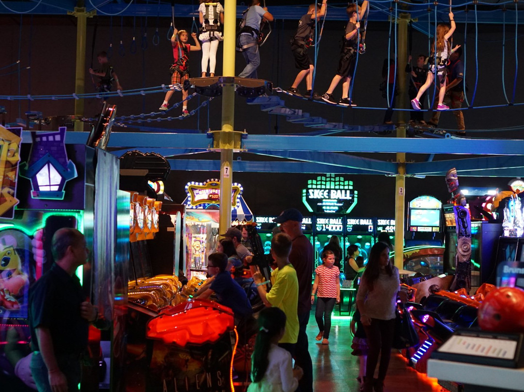 霍夫曼庄园旅游景点-Main Event Hoffman Estates