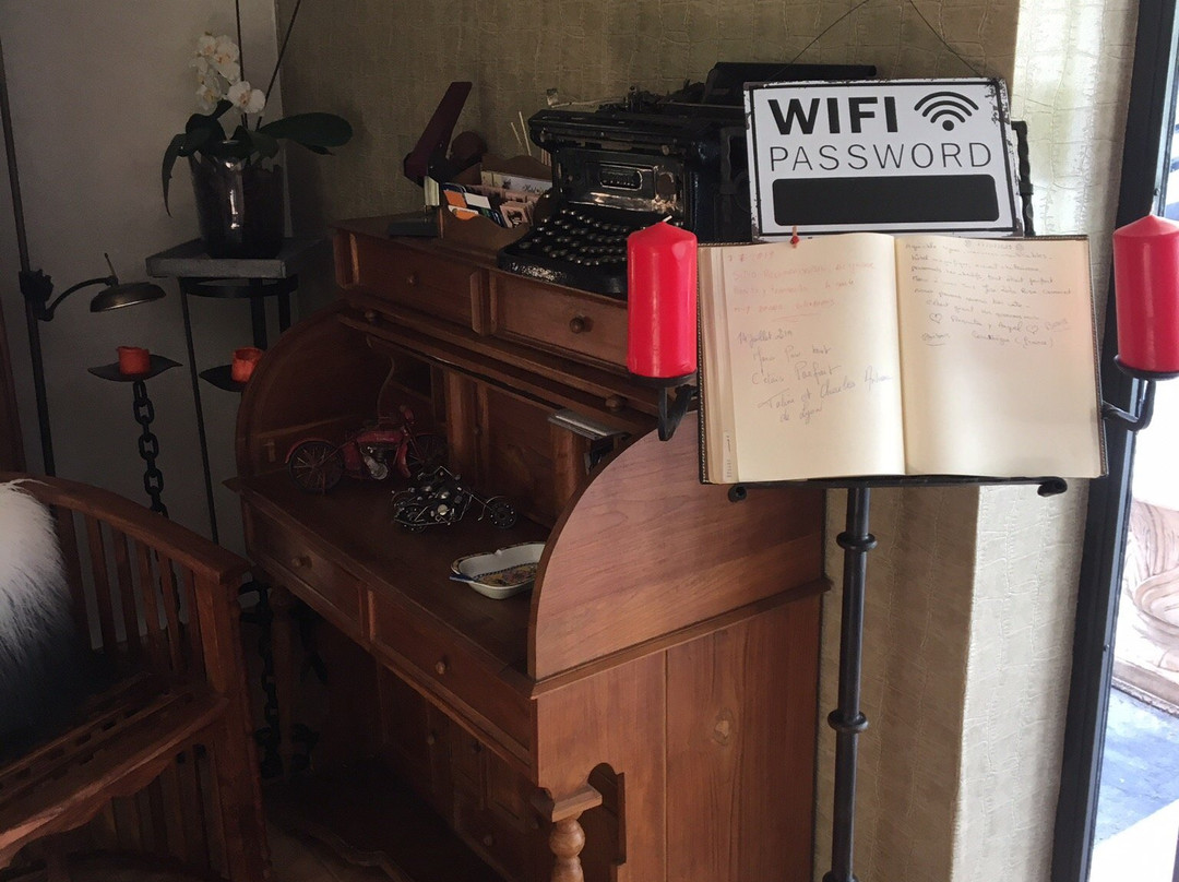 鸢尾花酒店主图