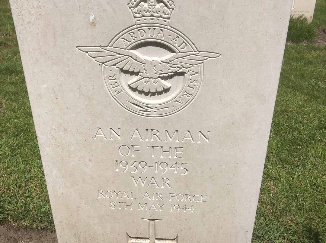 Coxyde Military Cemetery景点图片