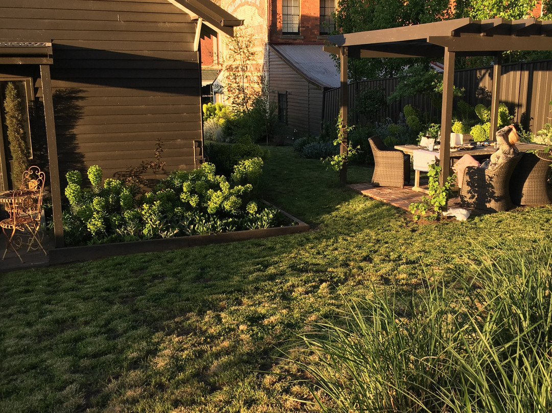 Piper & Powlett主图