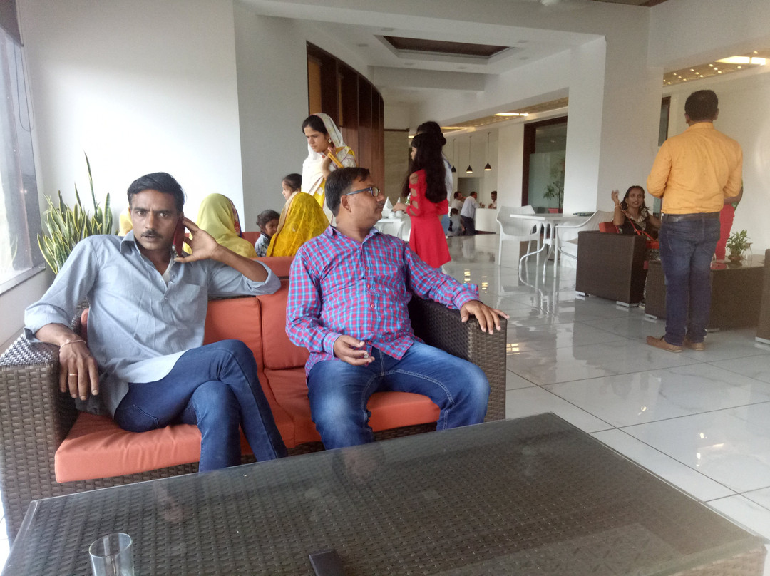 Crimson Park Shripriya Hotel主图