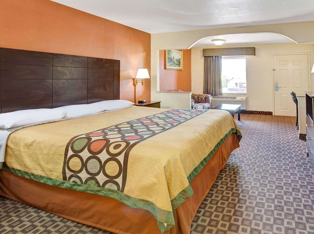 贝敦速8酒店主图