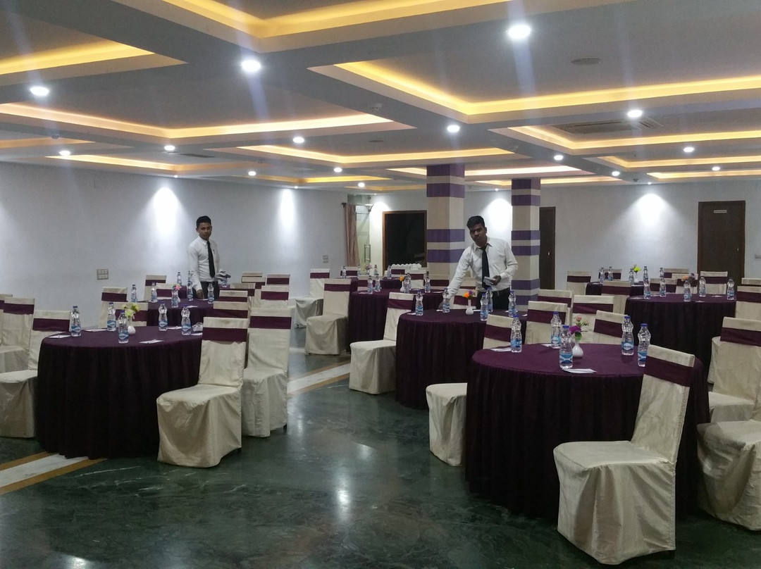 Hotel Girish & Resort主图