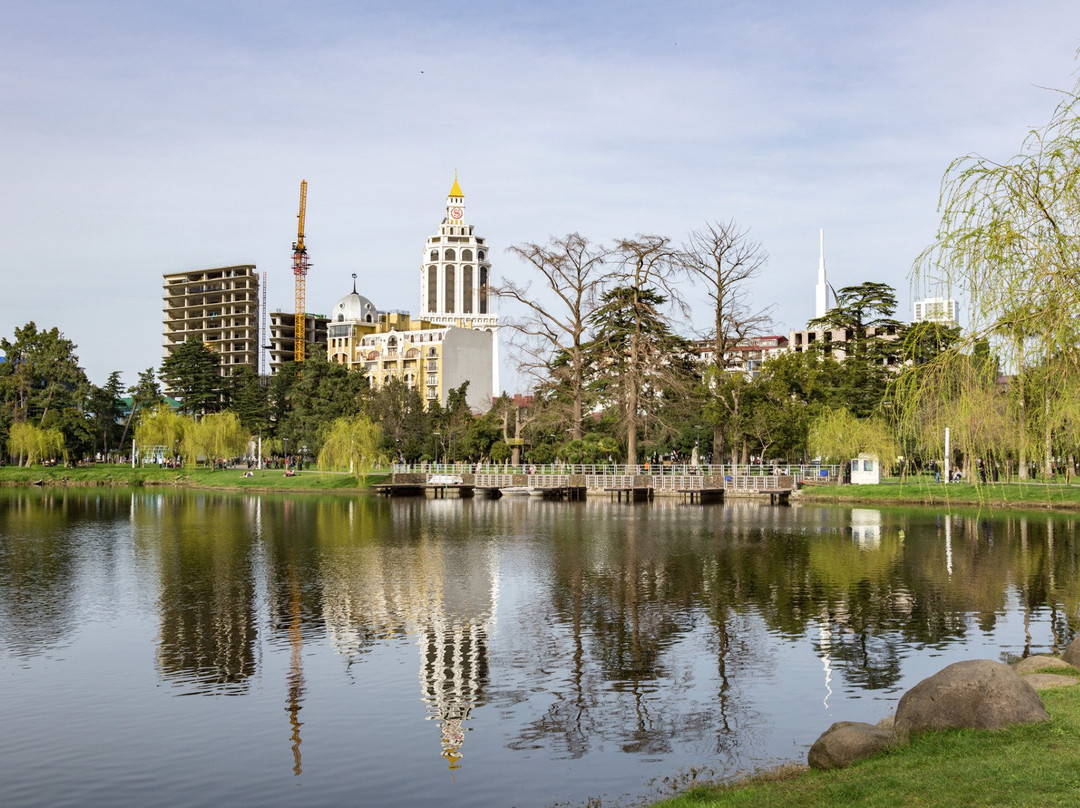 6 May Park景点图片