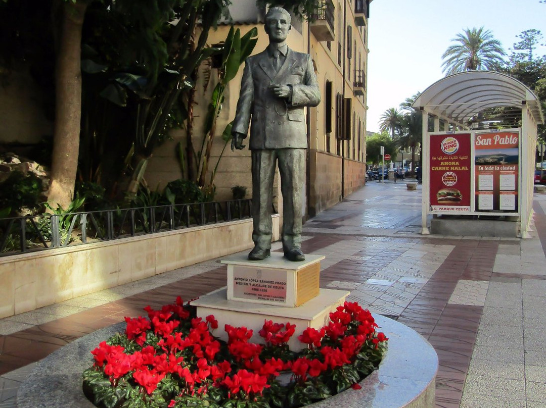 Escultura del Alcalde Sánchez Prados-Ceuta必去景点
