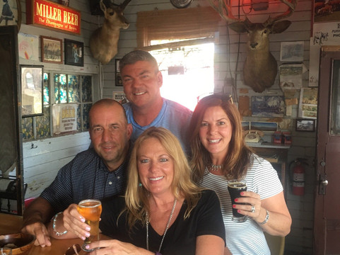 Ernie's Tin Bar-佩塔卢马必去景点