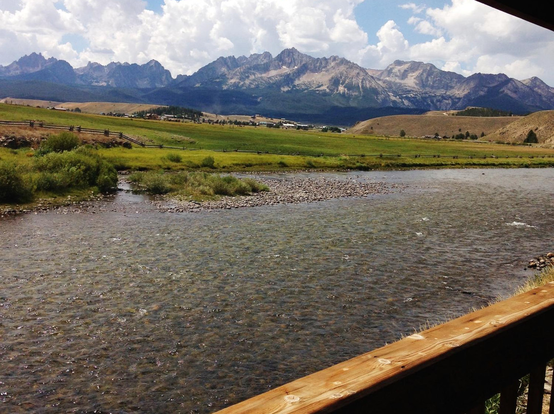 Salmon River Cabins & Motel主图