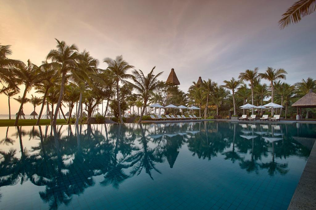 海南清水湾雅居乐莱佛士酒店主图