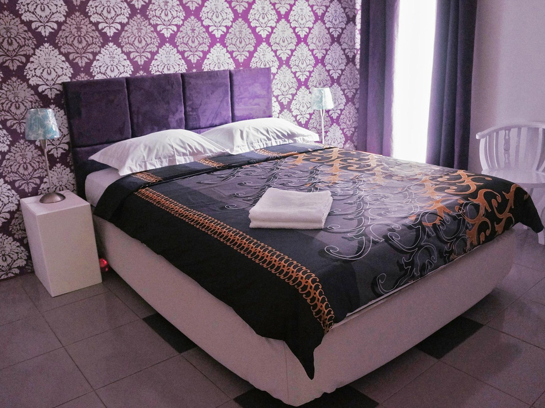 Ciwaruga酒店住宿-Rose Chamber Bed and Breakfast