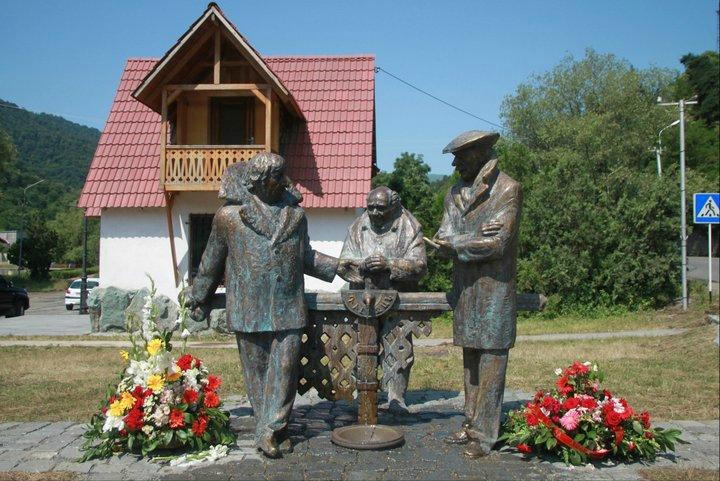 Monument to the Heroes of the Film Mimino景点图片