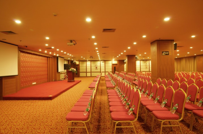 雄飞假日酒店主图