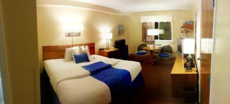 Derby Four Seasons Inn and Suites主图