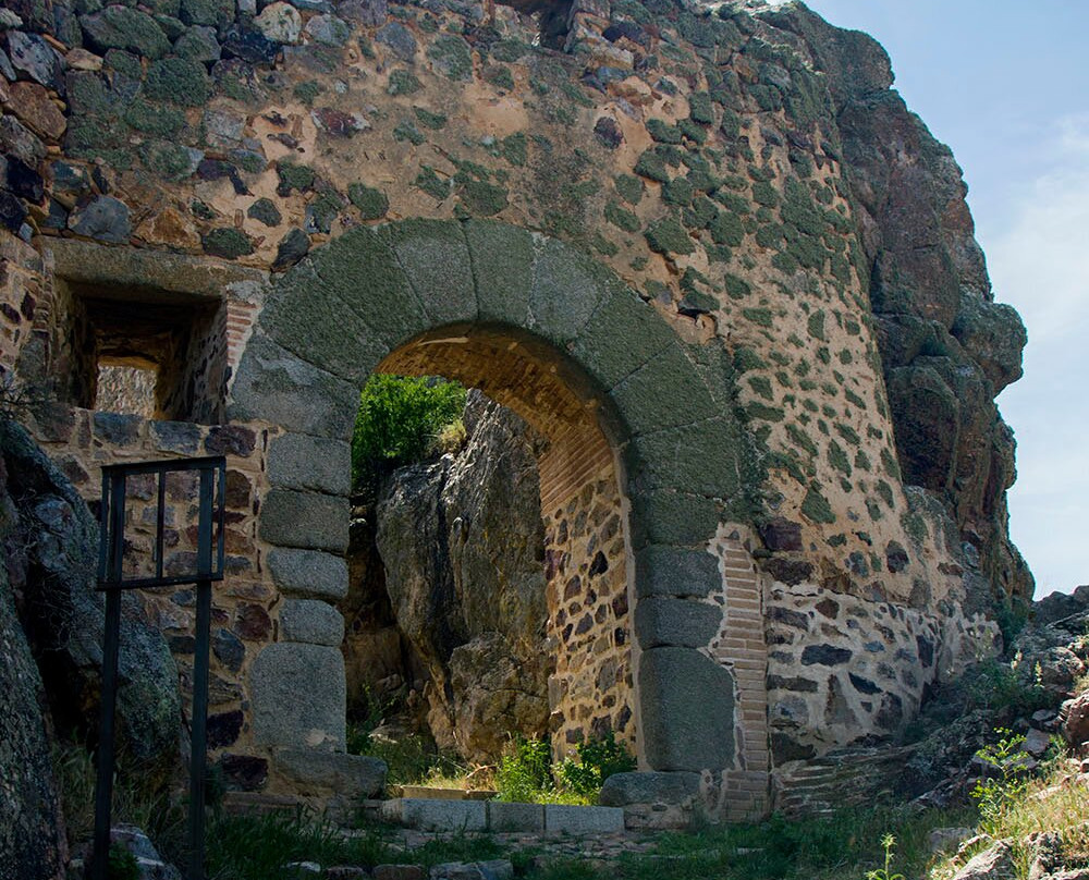 Castillo de Peñas Negras-Mora必去景点