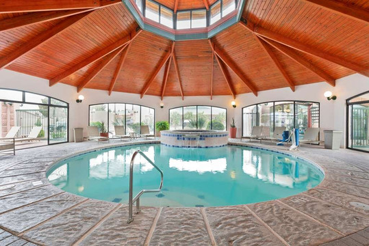 Best Western Plus Swiss Chalet Hotel & Suites主图