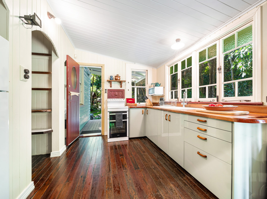 Secrets On The Lake主图