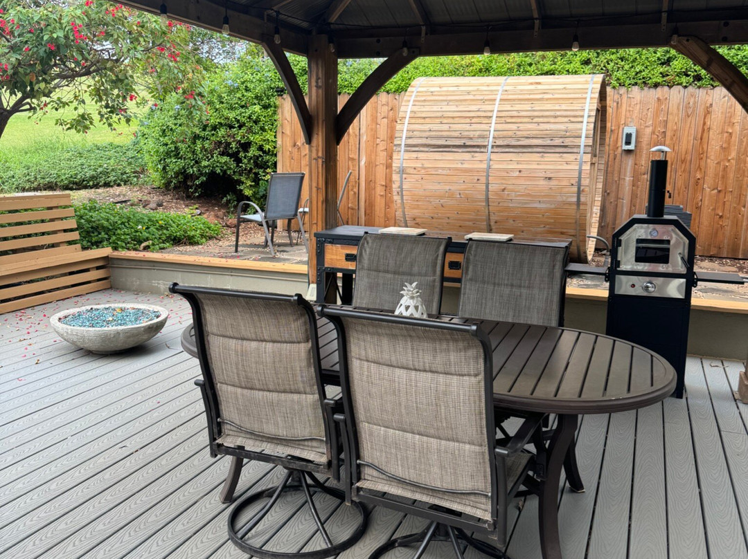 Noahs Hideaway Luxury B&B主图