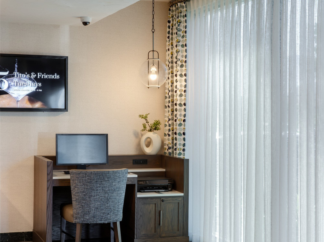 约巴林达艾瑞斯套房酒店主图