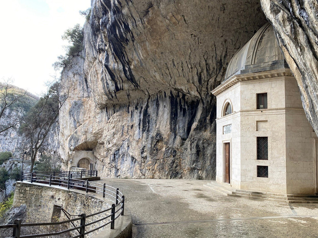 Santuario Madonna Di Frasassi-Genga必去景点