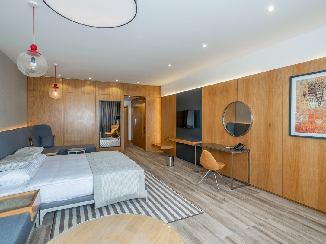 Riviera Royal Hotel主图