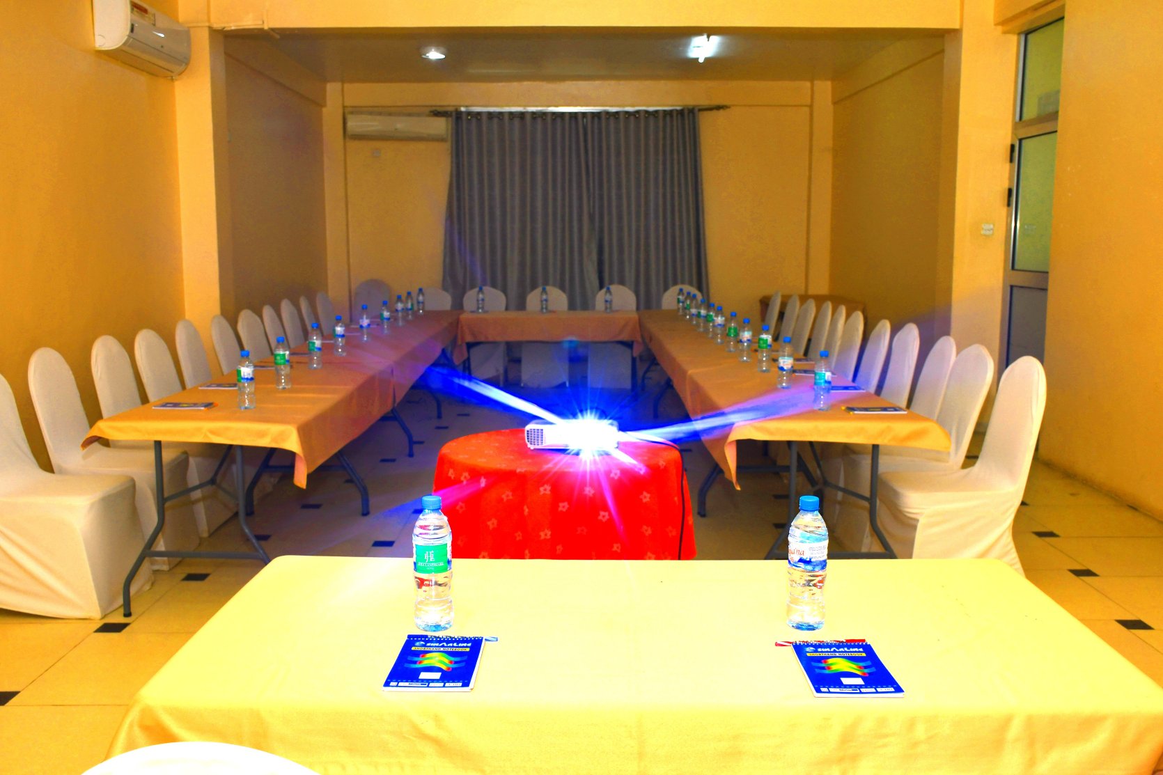 朱巴地标酒店-商务中心/多功能厅