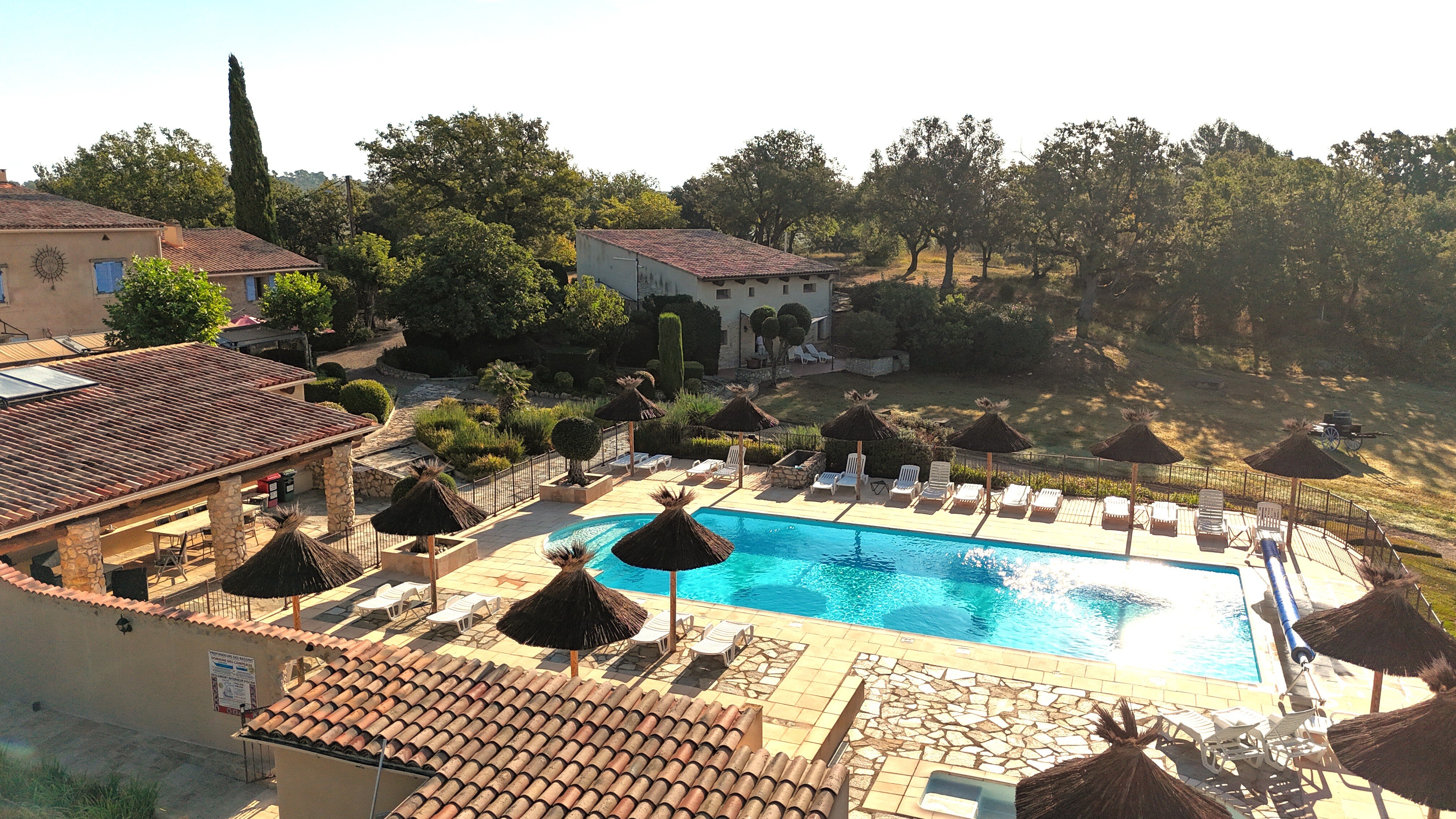 Domaine des Campeaux-泳池