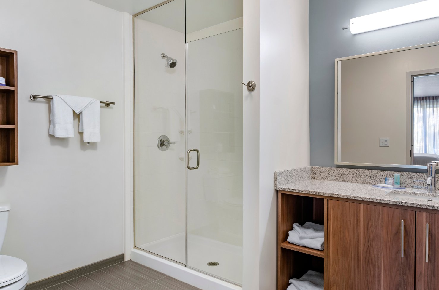 格雷特瀑布城机场美茵斯坦套房酒店-浴室